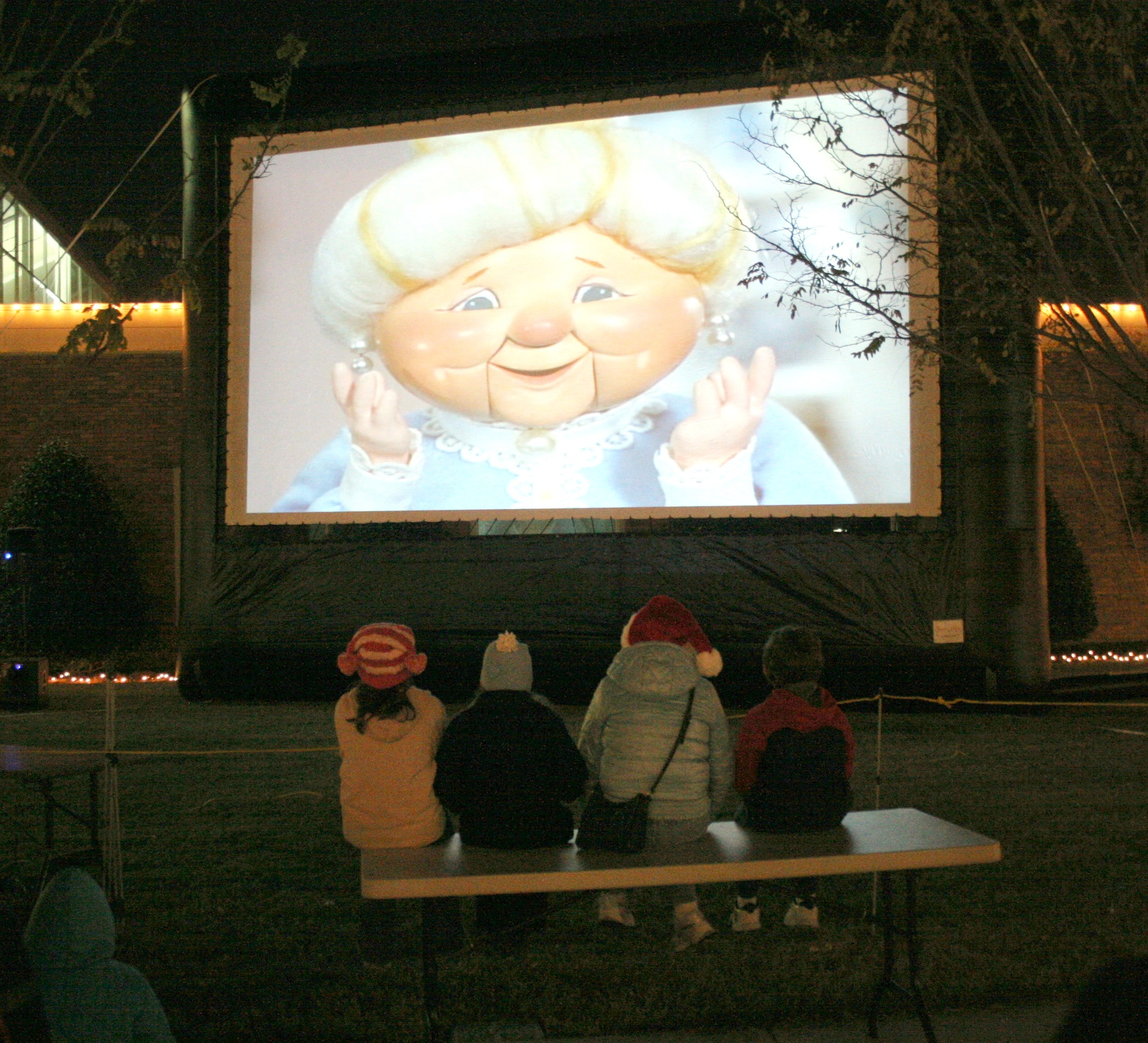 Outdoor Movie Screen Lights Up Allen, Texas
